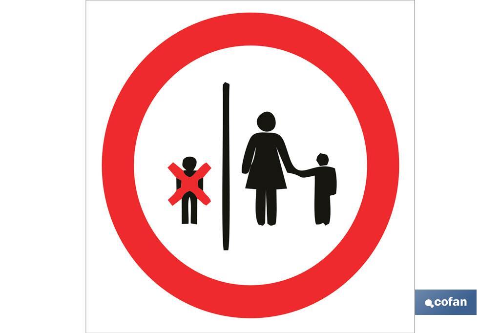 Prohibido ascensor a menores 14 años. El diseño de la señal puede variar, pero en ningún caso se variará el significado de la m